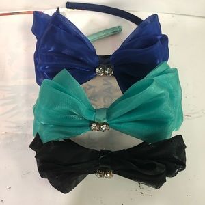 I’m selling girl bow bands set of three
